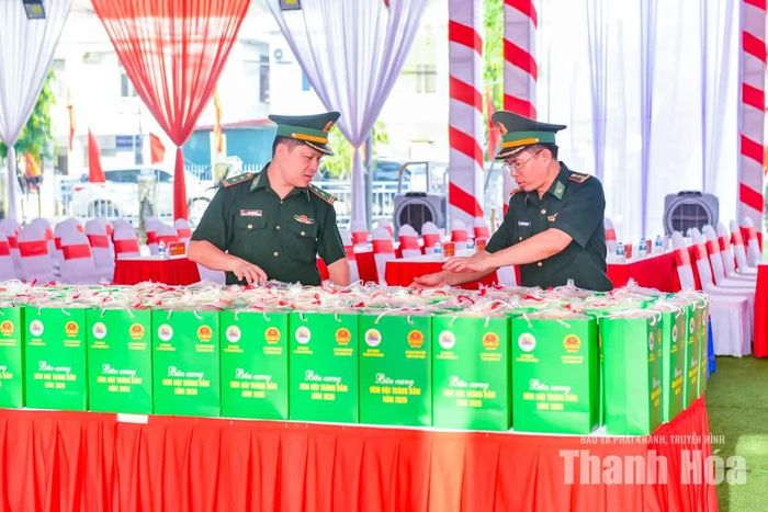 Các phần quà đã được đội ngũ hậu cần tập kết đầy đủ và xếp ngay ngắn sẵn sàng trao tận tay các em nhỏ trong đêm hội.