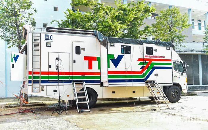 Xe màu truyền hình lưu động cùng hệ thống máy quay đa góc đã hoàn tất việc đo kiểm tín hiệu số vệ tinh và khớp lệnh thông suốt giữa đạo diễn hiện trường với phòng điều khiển trung tâm.