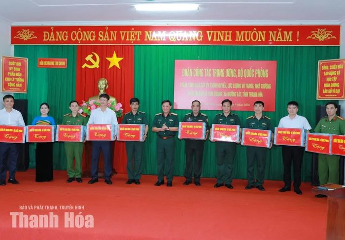 Lãnh đạo Bộ Quốc phòng tặng quà cho các đơn vị làm nhiệm vụ trên địa bàn biên giới.