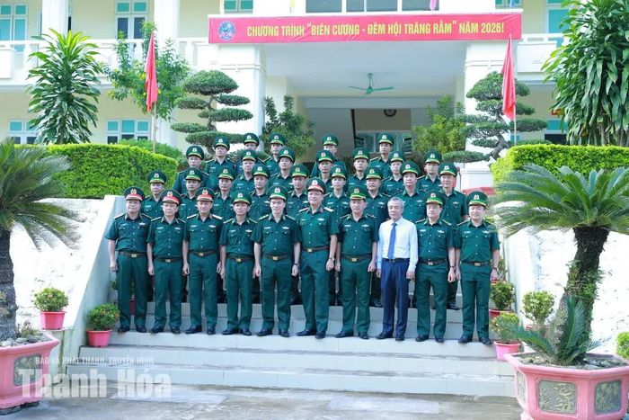 Lãnh đạo Bộ Quốc phòng và lãnh đạo tỉnh Thanh Hóa chụp ảnh lưu niệm.