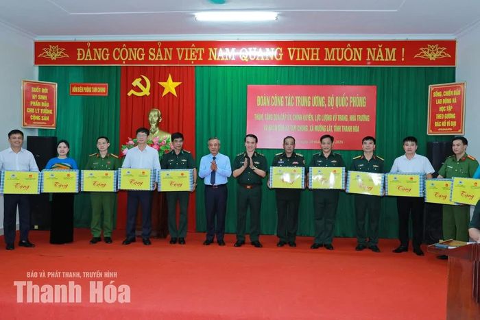 Bí thư Tỉnh ủy Lê Đức Thái và Trung tướng Vũ Trung Kiên, Tư lệnh Bộ đội Biên phòng tặng quà cho các đơn vị làm nhiệm vụ trên địa bàn biên giới.