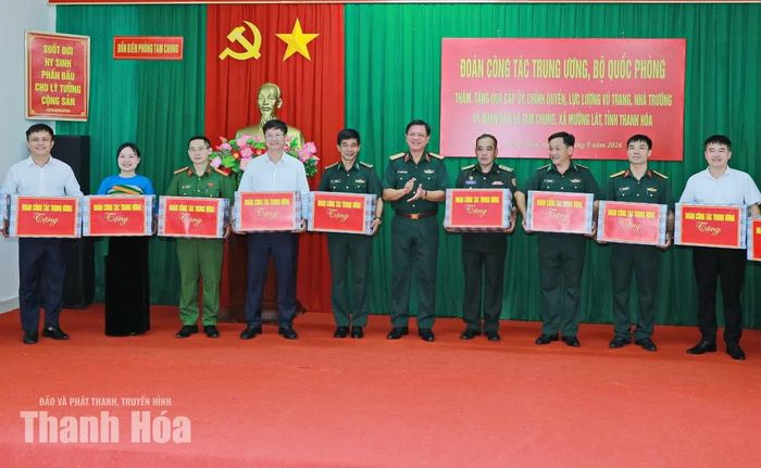 Thượng tướng Nguyễn Trường Thắng, Thứ trưởng Bộ Quốc phòng tặng quà cho các đơn vị làm nhiệm vụ trên địa bàn biên giới.