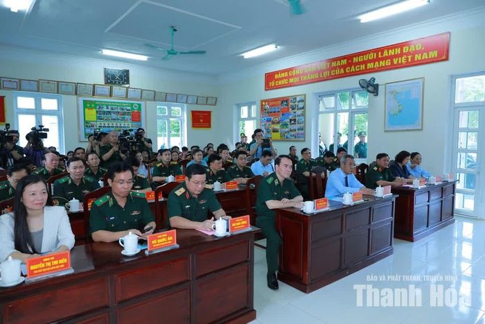 Đại biểu dự lễ trao quà.