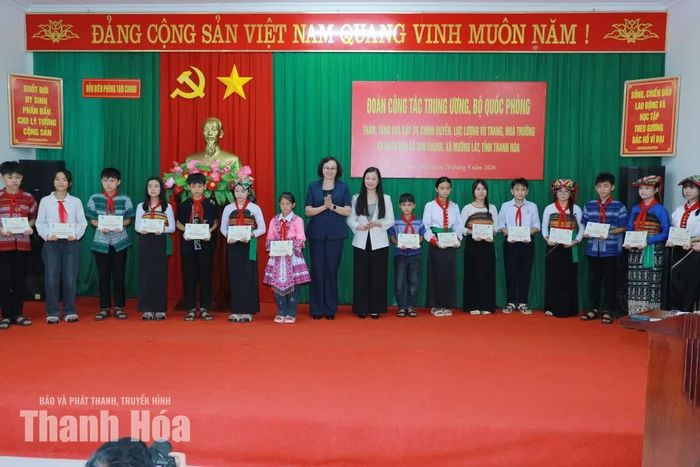 Lãnh đạo Hội đồng Dân tộc của Quốc hội và Trung ương Hội Liên hiệp Phụ nữ Việt Nam trao học bổng cho 20 học sinh có hoàn cảnh khó khăn.