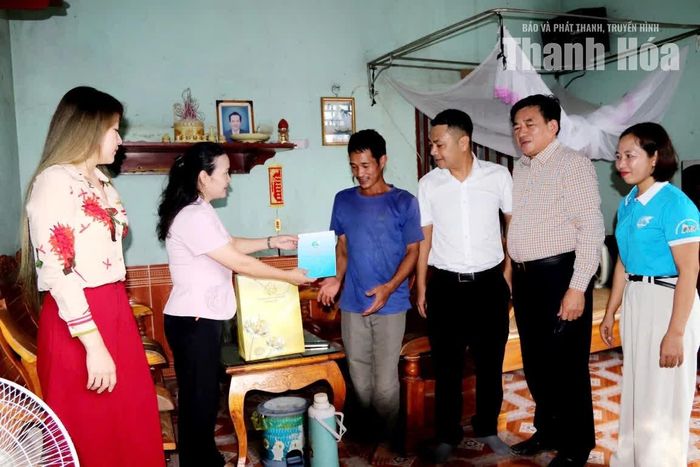 Đại diện các đơn vị tặng quà cho gia đình hội viên bị cô lập do mưa lũ xã Thăng Bình.