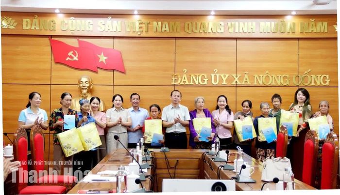 Đại diện các đơn vị và lãnh đạo xã Nông Cống trao quà cho hội viên, phụ nữ xã bị ảnh hưởng mưa lũ.