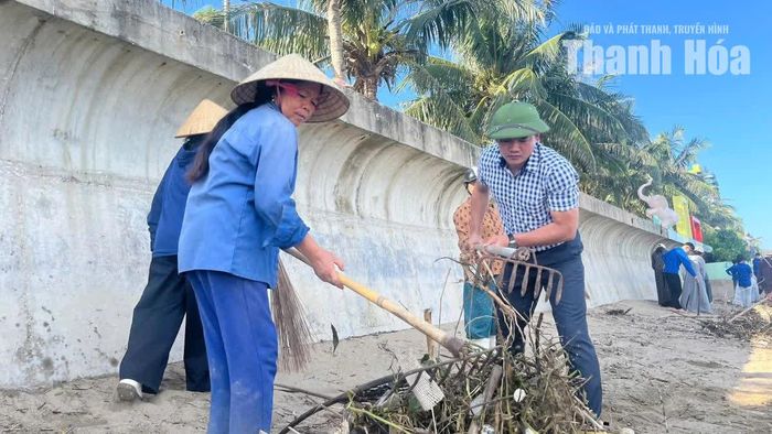Lãnh đạo xã Hoằng Tiến tham gia tổng vệ sinh môi trường.