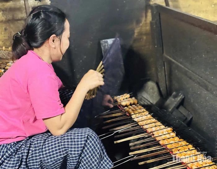 Chả tôm được nướng chín trên bếp than hồng.