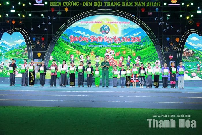 Thứ trưởng Bộ Quốc phòng Thượng tướng Nguyễn Trường Thắng tặng quà, học bổng cho 20 em học sinh trong Dự án “Cán bộ, chiến sĩ Quân đội nâng bước em tới trường”.