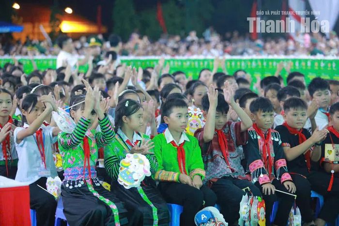 Các em thiếu nhi vùng biên dự đêm hội.
