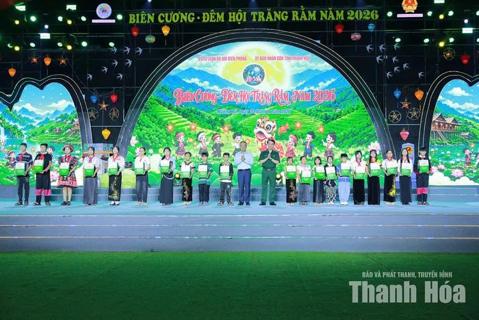 Bí thư Tỉnh ủy Lê Đức Thái và Trung tướng Vũ Trung Kiên, Tư lệnh Bộ đội Biên phòng trao quà cho 20 em học sinh của xã Mường Lát đạt thành tích cao trong học tập.