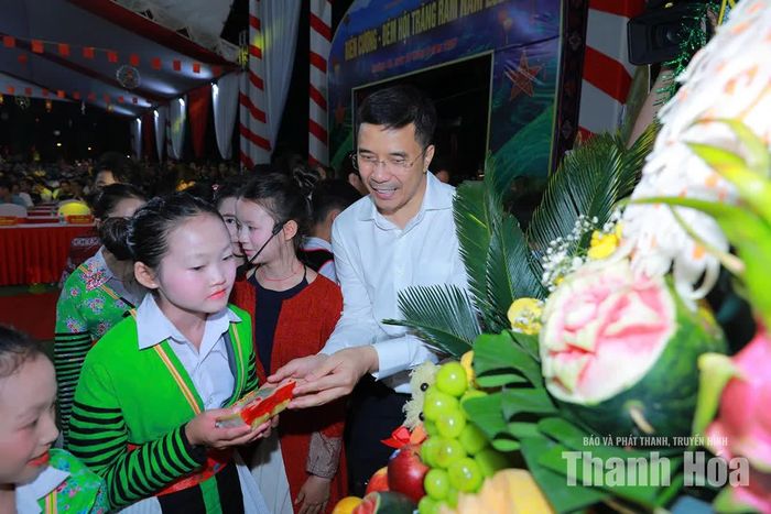 Phó Bí thư Thường trực Tỉnh ủy Nguyễn Hồng Phong phá cỗ Trung thu cùng các em thiếu nhi.