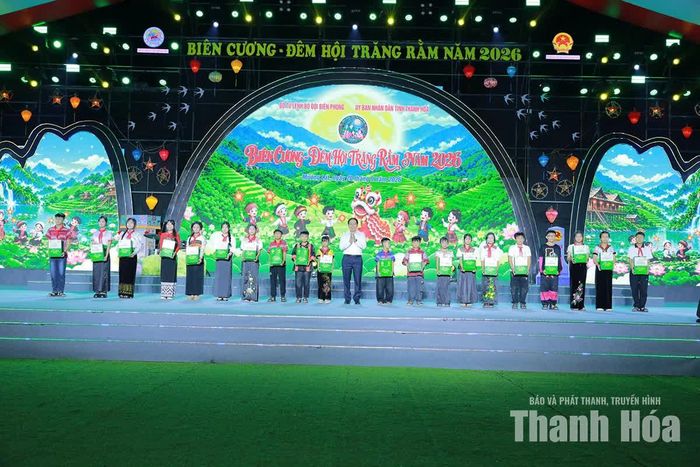 Phó Thủ tướng Chính phủ Lê Tiến Châu tặng quà, học bổng cho 20 em học sinh trong Chương trình “Nâng bước em tới trường - Con nuôi đồn Biên phòng” .