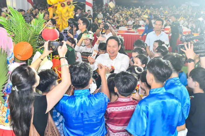 Phó Thủ tướng Chính phủ Lê Tiến Châu phá cỗ Trung thu cùng các em thiếu nhi. Ảnh: Hoàng Đông