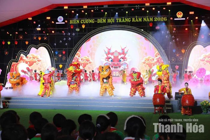 Tiết mục “Trống hội - Múa lân” mở màn cho đêm hội.