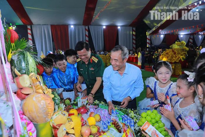 Thứ trưởng Bộ Quốc phòng Nguyễn Trường Thắng và Bí thư Tỉnh ủy Lê Đức Thái phá cỗ Trung thu cùng các em thiếu nhi.