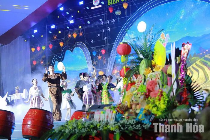 Các em thiếu nhi giao lưu với chú Cuội và hoạt động phá cỗ, rước đèn trong đêm hội.
