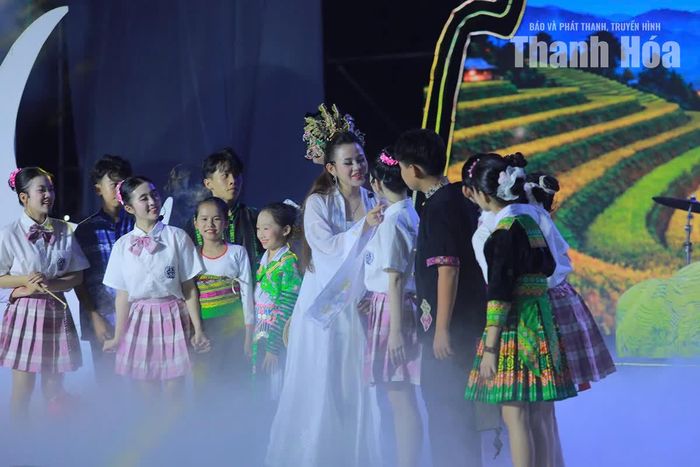 Các em thiếu nhi vùng biên giao lưu cùng chị Hằng trong đêm hội.