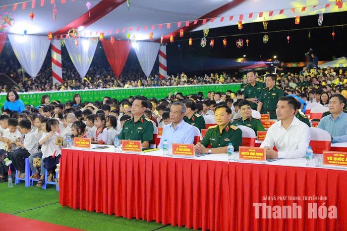 Các đồng chí lãnh đạo Bộ Quốc phòng, tỉnh Thanh Hóa cùng đại biểu và đông đảo người dân, thiếu nhi tham dự chương trình.