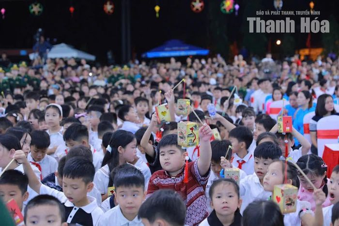 Các em thiếu nhi vùng biên dự đêm hội.