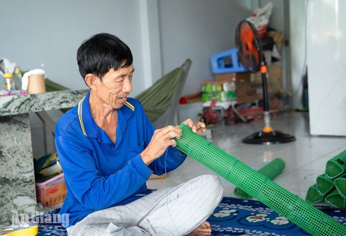 Du nguồn tre già ngày càng hiếm nên các cơ sở làm thêm lợp lươn bằng ống nhựa hoặc lưới nhựa.