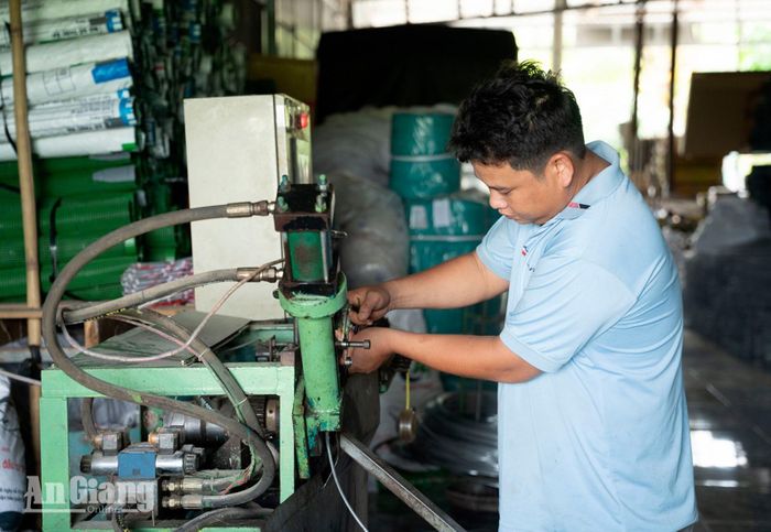 Thành phẩm lợp trải qua nhiều công đoạn từ chẻ, chuốt nan, làm hom, ráp lợp…