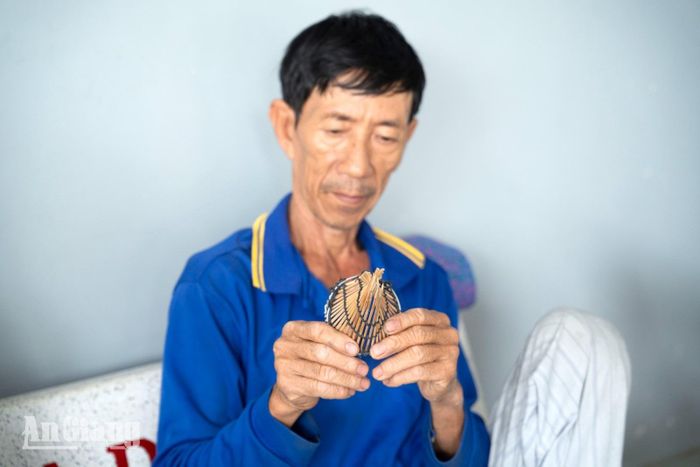 Ông Phan Văn Đô, ngụ ấp Cần Thới chia sẻ: “Lợp lươn làm bằng tre hay bằng nhựa đi chăng nữa vẫn phải sử dụng hom tre. Vì chỉ hom bằng tre lươn mới chạy nhiều”.