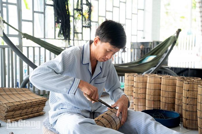 Ngoài làm lợp lươn, người dân còn làm lợp tép, lợp ếch, lợp rắn, lợp cá lóc… để đa dạng sản phẩm làng nghề, đáp ứng nhu cầu khách hàng.