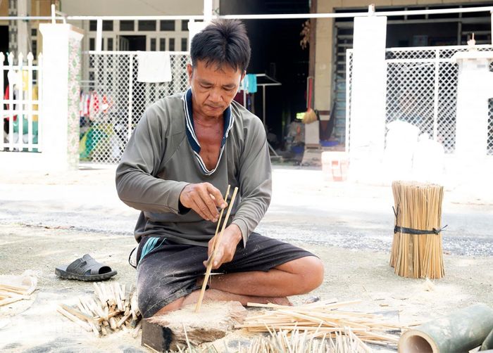 Nguyên liệu từ những cây tre già được chẻ nhỏ, chuốt lại cho láng bóng.