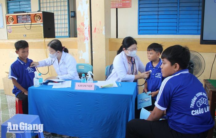 Bác sĩ khoa nội khám tầm soát các bệnh nội khoa kèm theo.