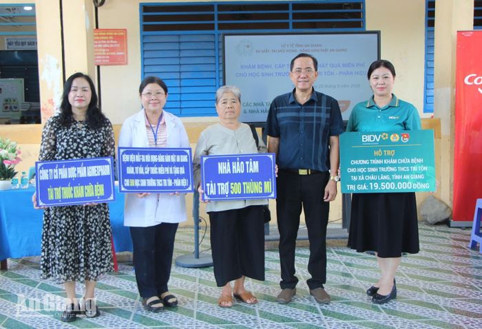 Trao bảng tượng trưng hỗ trợ khám bệnh, cấp thuốc và tặng quà cho trường.