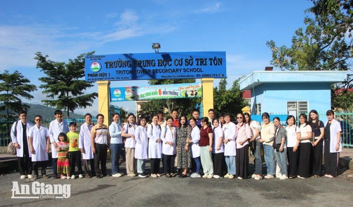 Đoàn bác sĩ và các nhà tài trợ thực hiện chương trình khám bệnh, cấp thuốc, tặng quà cho học sinh.