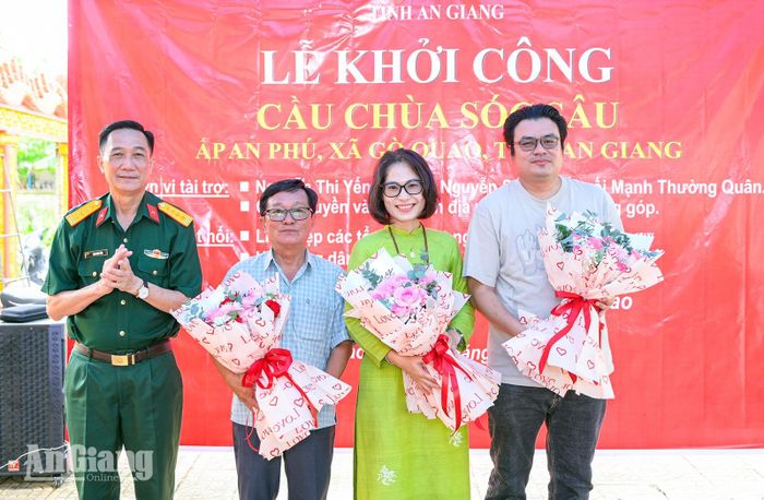 Đại tá Cao Minh Tâm, Phó Chính ủy Bộ Chỉ huy Quân sự tỉnh, Phó Trưởng ban Thường trực Ban Tổ chức các hoạt động Tết Quân - Dân tỉnh An Giang trao hoa cảm ơn các đơn vị, cá nhân đồng hành với công trình.
