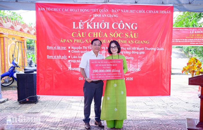 Bà Nguyễn Thị Yến Ngọc đại diện đơn vị tài trợ trao bảng tượng trưng hỗ trợ xây dựng cầu Chùa Sóc Sâu cho chính quyền xã Gò Quao.