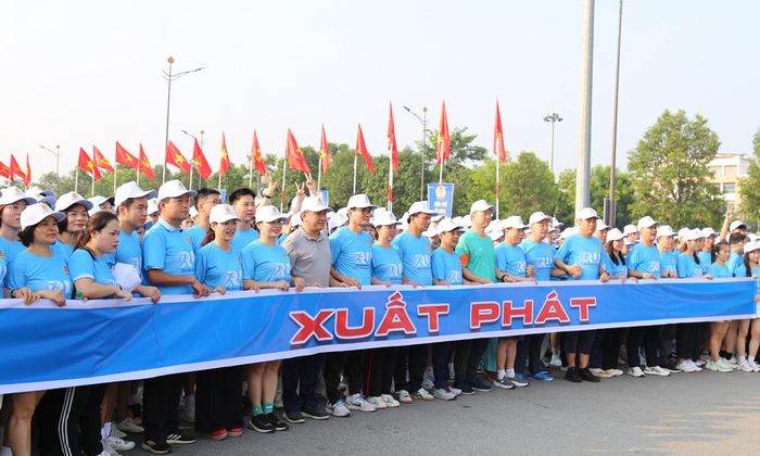  Các đại biểu, vận động viên trước vạch xuất phát. 