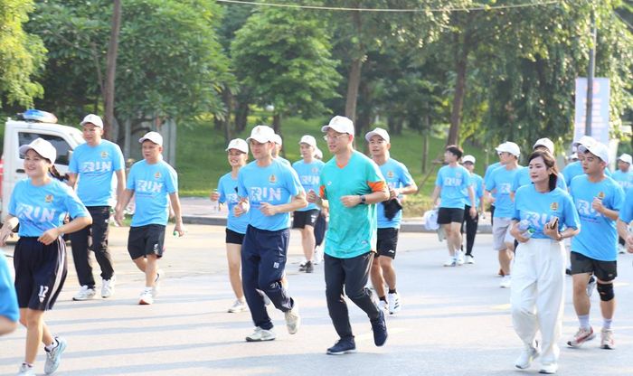  Các đại biểu và vận động viên trên đường chạy. 