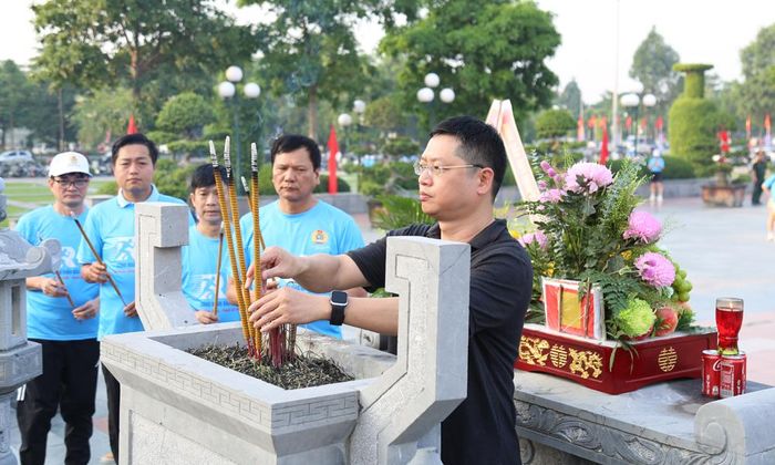  Đồng chí Trần Huy Phương dâng hương tưởng niệm Tổng Bí thư Nguyễn Văn Cừ. 
