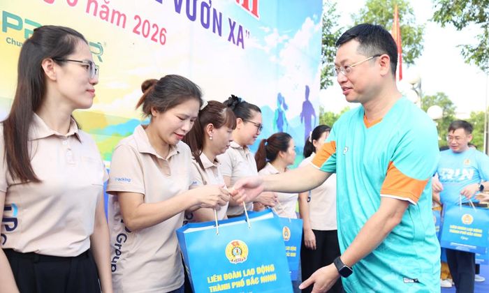  Đồng chí Trần Huy Phương trao quà của Liên đoàn Lao động thành phố tặng các đoàn viên công đoàn.  