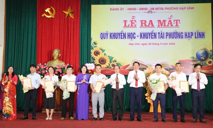Đồng chí Trần Thị Hằng và Ban điều hành Quỹ Khuyến học, Khuyến tài phường Hạp Lĩnh tặng hoa chứng nhận các đơn vị ủng hộ quỹ.