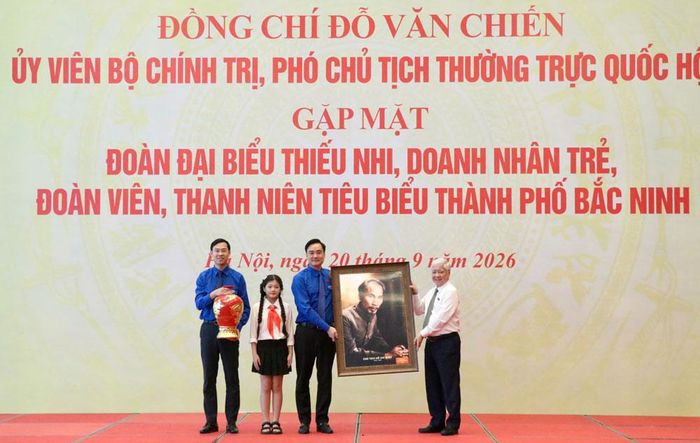 Đồng chí Đỗ Văn Chiến trao quà cho Thành đoàn Bắc Ninh.