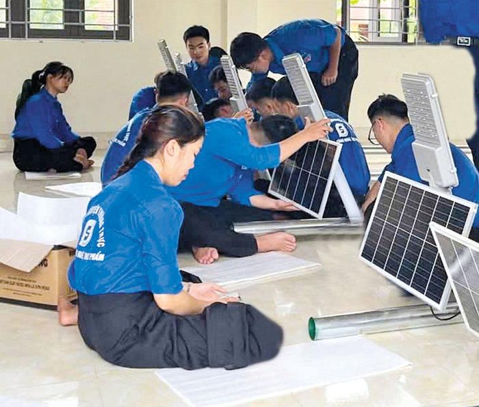  Đoàn viên thanh niên thi công công trình “Thắp sáng đường quê” tại xã An Lạc. 