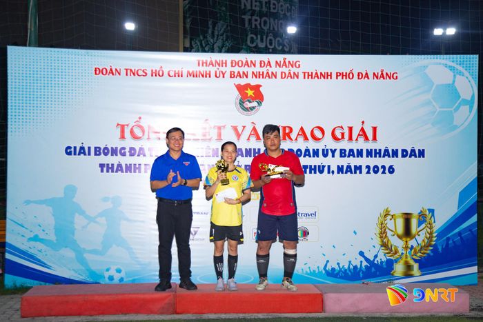 Ban tổ chức trao danh hiệu thủ môn xuất sắc cho hai cầu thủ giành danh hiệu vua phá lưới ở nội dung thi đấu nam và nữ. Ảnh: BẢO LÂM