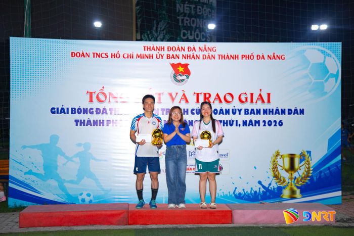 Ban tổ chức trao danh hiệu vua phá lưới cho hai cầu thủ giành danh hiệu vua phá lưới ở nội dung thi đấu nam và nữ. Ảnh: BẢO LÂM
