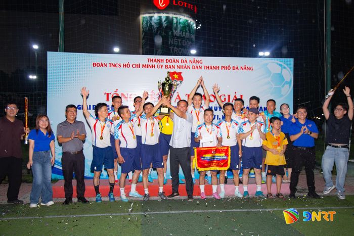 Ở nội dung thi đấu dành cho nam, Đội Bệnh viện Đa khoa Quảng Nam xuất sắc giành chức vô địch giải đấu. Ảnh: BẢO LÂM