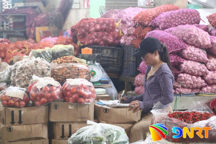 Tiểu thương chợ đầu mối Hòa Cường chủ động tìm kiếm nguồn cung đa dạng để ứng phó với nguy cơ đứt gãy hàng hóa. Ảnh: VĂN HOÀNG