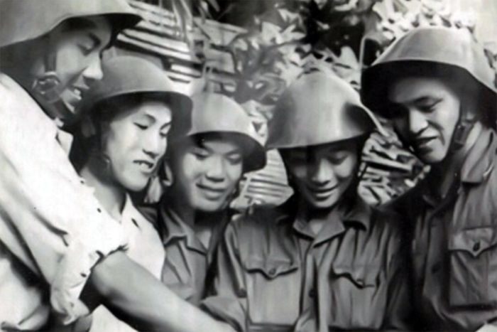 Đại tá Nguyễn Lành (thứ hai, phải sang), cùng kíp chiến đấu tiêu diệt AC-130. Ảnh: Tư liệu