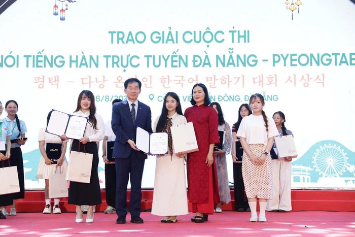 Sinh viên Trường Đại học Ngoại ngữ nhận giải tại Cuộc thi Nói tiếng Hàn trực tuyến Đà Nẵng - Pyeongtaek 2026. Ảnh: NTCC