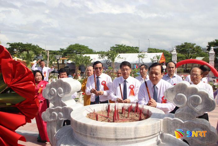 Các đại biểu dâng hương tưởng niệm. Ảnh: TRỌNG HUY