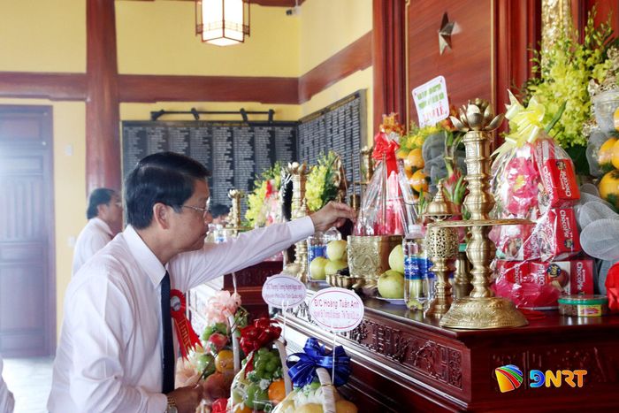Phó Bí thư Thành ủy Ngô Xuân Thắng dâng hương tưởng niệm. Ảnh: TRỌNG HUY