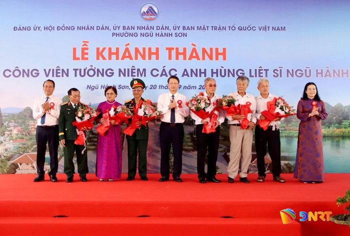 Phó Bí thư Thành ủy, Chủ tịch Ủy ban MTTQ Việt Nam thành phố Nguyễn Đình Vĩnh; Phó Bí thư Thành ủy Ngô Xuân Thắng và Bí thư Đảng ủy phường Mai Thị Ánh Hồng tặng hoa tri ân các Anh hùng Lực lượng vũ trang nhân dân. Ảnh: TRỌNG HUY